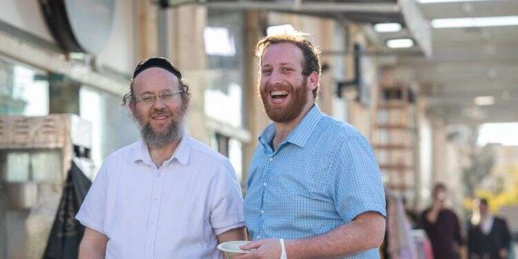 יוסי ויצחק. צילום: יוסי אלוני שאלות על פוליטיקה ופלסטיק ברחוב החרדי