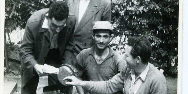 דוד שטרן מעיין באחד ממסמכי ארכיון הכד. צילום: פוטו גיל-או