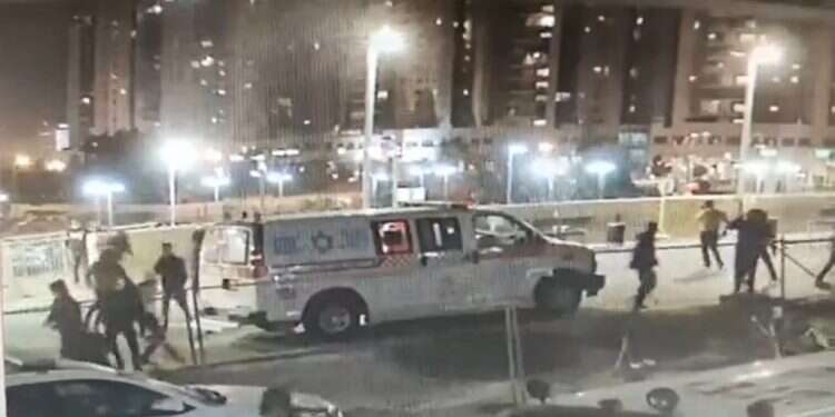 המהומה מחוץ לבית החולים סורוקה, השבוע. צולם במצלמות האבטחה