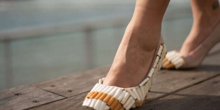 נעלי עקב מבדלי סיגריות של המעצבת אופיר לוי, מצעד פאשן רבולושן בנמל תל אביב. צילום: בר סטפנסקי מחוץ למסגרת: התערוכות והאירועים הבלתי שגרתיים