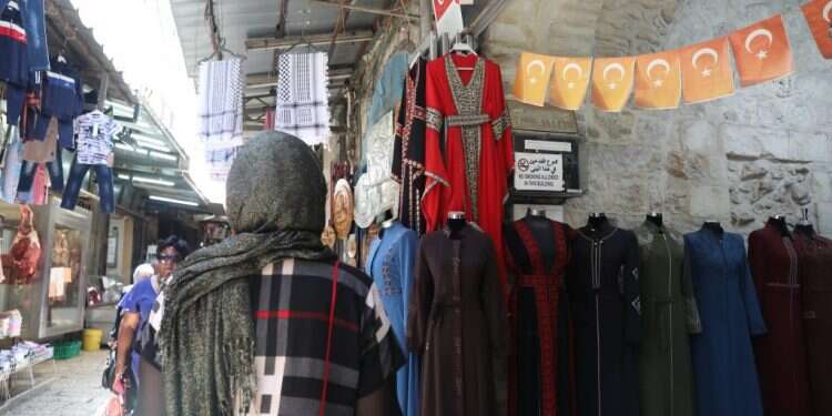 אישה בשוק הערבי הכרות עם הצד הפלסטיני הכרחית לכל ישראלי