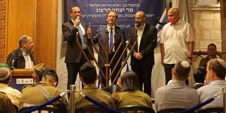 הנשיא הרצוג במערת המכפלה. צילום: איי.אף.פי