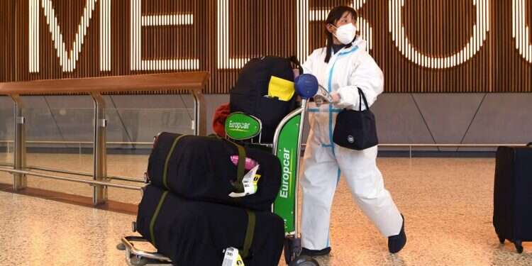 תיירת בשדה התעופה במלבורן, אוסטרליה, השבוע. צילום: AFP