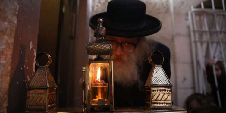 הדלקת נרות חנוכה במאה שערים. צילום: EPA "צידי רשות הרבים", המקרה של חנוכה