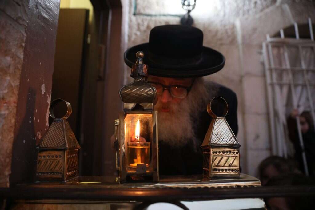 הדלקת נרות חנוכה במאה שערים. צילום: EPA