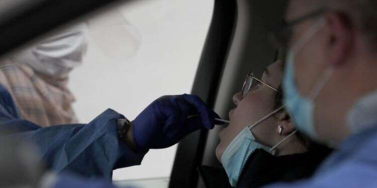 אחות מבצעת בדיקת קורונה במתחם בירושלים. צילום: EPA משרד הבריאות: 719 נדבקים בקורונה ביממה האחרונה