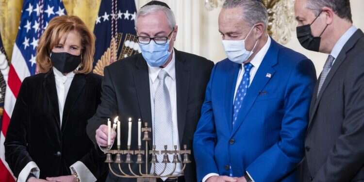 הדלקת נרות בבית הלבן שלשום, בהשתתפות הסנאטור שומר, בעלה של סגנית הנשיא דאגלס אמהוף, ובכירים בקהילה היהודית. צילום: EPA זה קרה באמריקה, בחנוכה: הגנרל של הנשיא לינקולן הוציא צו גירוש ליהודי טנסי