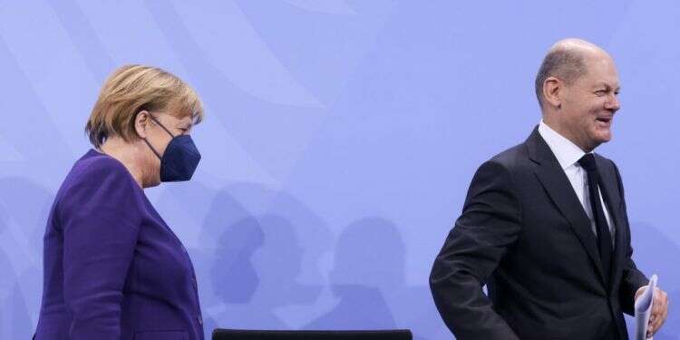 קנצלר גרמניה הנכנס אולף שולץ והקנצלרית היוצאת אנגלה מרקל. צילום: EPA היום האחרון של מרקל: אולף שולץ יהפוך לקנצלר גרמניה