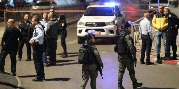 זירת פיגוע בשער שכם בירושלים. צילום: EPA "עוד שני גיבורים בחנוכה": גיבוי נרחב ללוחמים שירו במחבל