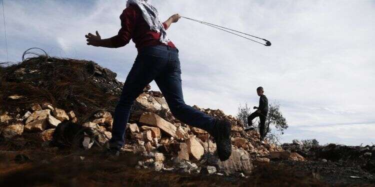 יידוי אבנים. צילום: EPA טרור הצעירים: כתב אישום הוגש נגד קטינים שיידו אבנים בדרום