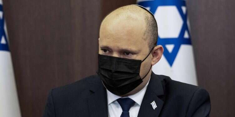 ראש הממשלה נפתלי בנט בישיבת הממשלה. צילום: EPA בנט בישיבת הממשלה: "האומיקרון כבר בארץ, הגל התחיל"