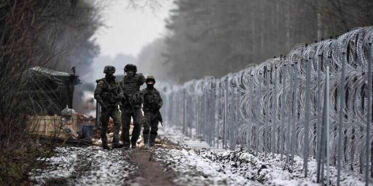 חיילי צבא פולין ליד גדר התיל בגבול. צילום: EPA הליכה על הסף במזרח אירופה