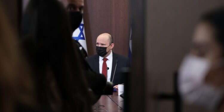 ראש הממשלה נפתלי בנט בישיבת קבינט. צילום: EPA ארבע שעות גורליות: מאחורי ההחלטה לחסן במנה רביעית