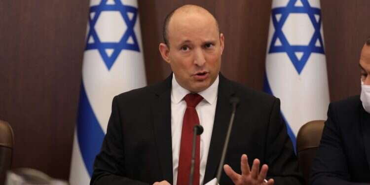 ראש הממשלה נפתלי בנט בישיבת קבינט. צילום: EPA אומיקרון הגיע: בנט התייעץ על הגבלות, אך לא התקבלה החלטה