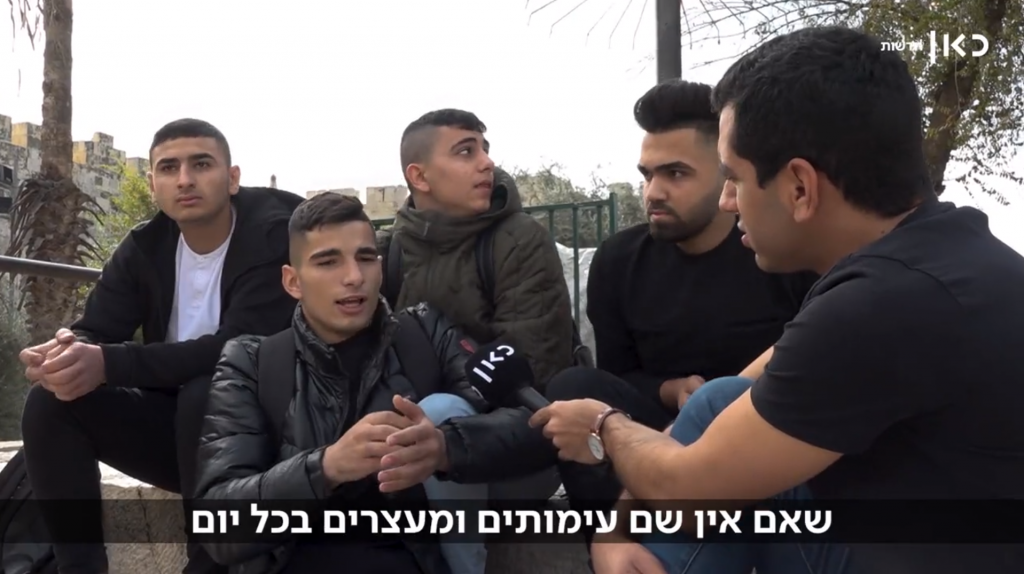 סולימאן מסוודה מראיין צעירים ערבים בשער שכם. צילום מסך, כאן חדשות