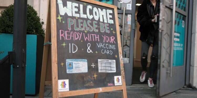 דרישת התחסנות מהמבקרים בכניסה למוזיאון בניו יורק, סתיו 2021. צילום: איי.אף.פי "ברכה גדולה לאנושות": צו ההתחסנות הראשון באמריקה נחקק כבר ב־1809