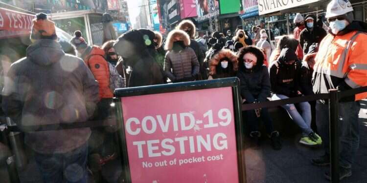 תור לבדיקות קורונה בטיימס סקוור, ני-יורק. צילום: AFP התפשטות מהירה: אומיקרון מהווה 73% ממקרי ההדבקה בקורונה בארה"ב