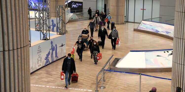 נוסעים נכנסים בנתב למרות התקנות ועליית התחלואה בעולם: כ־7 אחוזים מהשבים מחו"ל מפירים בידוד