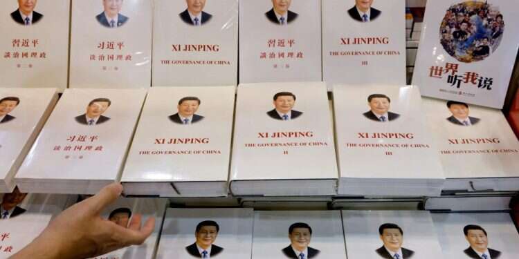 ספריו של נשיא סין שי ג'ינפינג עומדים למכירה. צילום: רויטרס אמזון מאפשרת רק ביקורות של חמישה כוכבים לספרו של שי בסין