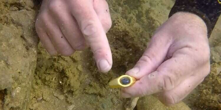 טבעת הזהב כפי שנמצאה במים. צילום: היחידה לארכיאולוגיה ימית ברשות העתיקות אבני חן נדירות, פסלון עיט, פעמונים, וחלקי ספינה נחשפו בקיסריה