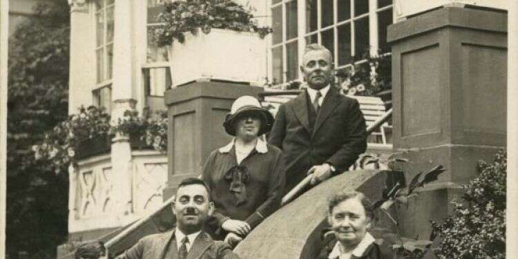 יהודים נושלו ממרחבים שהגדירו את זהותם ואת שגרת חייהם הבורגנית. משפחה יהודית ליד בית המלון שבבעלותם, המבורג 1929. צילום: יד ושם, ארכיון תצלומים, 9868/11