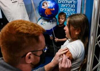 מומחים במערכת הבריאות: לחסן ילדים שחלו בקורונה והחלימו