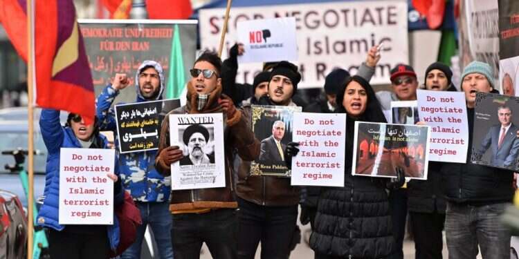 מפגינים נגד איראן מחוץ לפגישת המשא ומתן הגרעיני בווינה. צילום: AFP