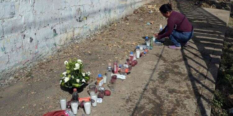 מדליקים נרות זיכרון בזירת התאונה. צילום: AFP בדרכם לארצות הברית, מהגרים בלתי חוקיים מצאו את מותם בתאונה מחרידה