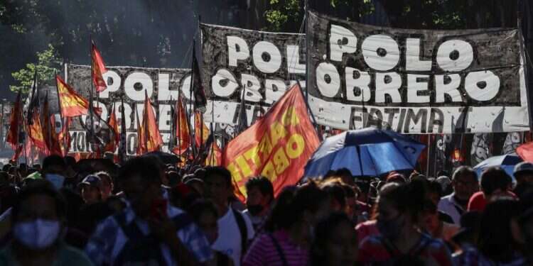 יצאו לרחובות: עשרות אלפי ארגנטינאים מחו נגד עסקה עם קרן המטבע הבינלאומית