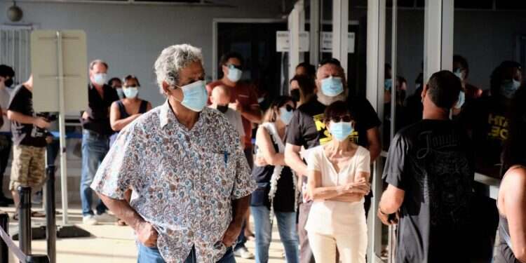 תושבי קלדוניה החדשה ממתינים מחוץ לקלפי. צילום: AFP קלדוניה החדשה: רוב מוחלט ענה "לא לעצמאות" במשאל העם