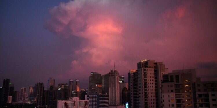 ג'קרטה, אינדונזיה. צילום: AFP בעקבות רעידת אדמה עוצמתית: אזהרות צונאמי באינדונזיה