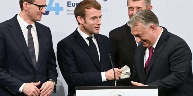 עמנואל מקרון וראש ממשלת הונגריה ויקטור אורבן במעמד החתימה על הסכם אי-תוקפנות בבודפשט. צילום: AFP בחיוכים מאולצים: צרפת והונגריה הסכימו על שיתוף פעולה