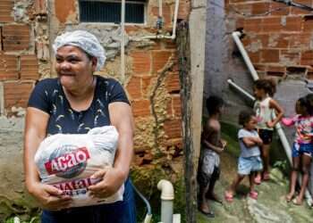 הרעב בברזיל מחריף: "בגלל המגפה, עלינו להסתפק בארוחה אחת ביום"