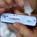 בדיקת קורונה מהירה. צילום: AFP ה-FDA מזהיר: בדיקות מהירות פחות יעילות באיתור חולי אומיקרון