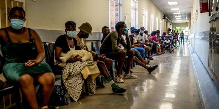 תור לחיסון קורונה בבית חולים ליד יוהנסבורג, שלשום. צילום: AP