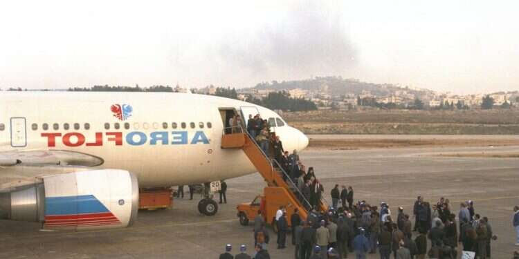 עולים מרוסיה בשדה תעופה עטרות, 1993. צילום: אבי אוחיון, לע עטרות תבנה מחדש, אך האם יזכרו למקום את תולדותיו?