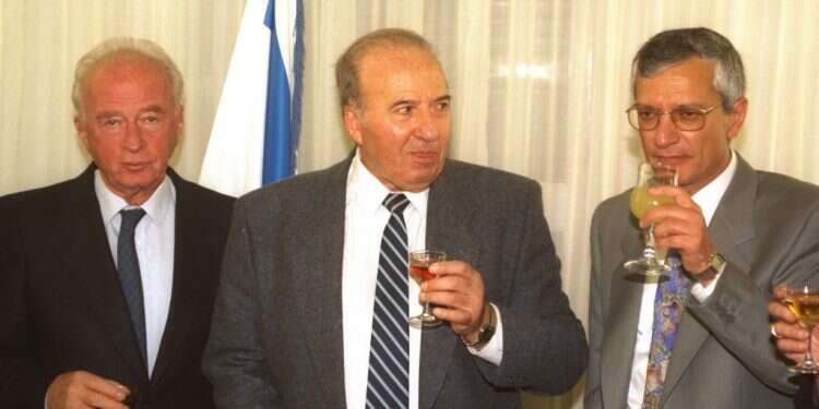 יוסף חריש (במרכז) עם רה