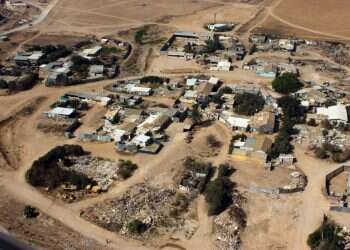 בנייה בדואית לא חוקית בנגב. צילום: דודו גרינשפן משרד הרווחה קורא להקל על עברייני בנייה בדואים