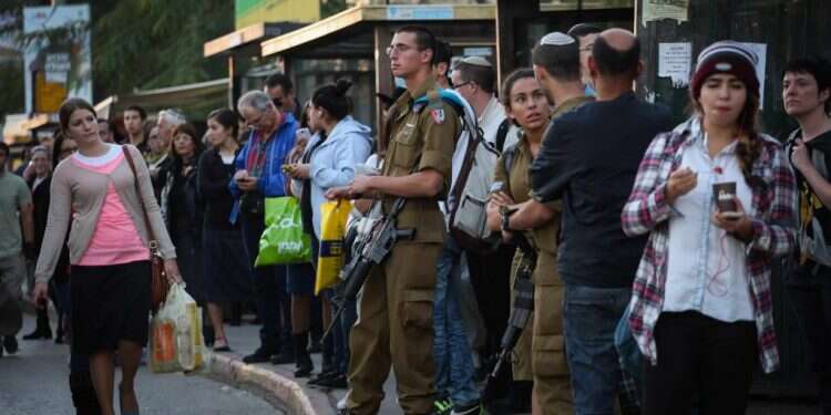 תחנת אוטובוס בירושלים. צילום: הדס פרוש, פלאש 90