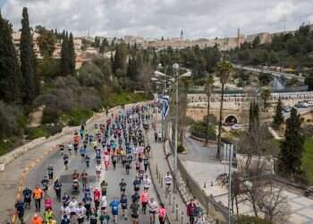 מישהי לרוץ איתה: האצנית החרדית ביטי דויטש שוברת שיאים ותקרות זכוכית