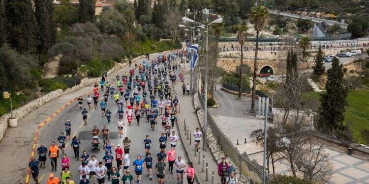 מישהי לרוץ איתה: האצנית החרדית ביטי דויטש שוברת שיאים ותקרות זכוכית