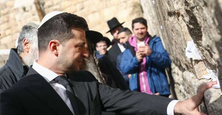 נשיא אוקראינה וולודימיר זלנסקי בכותל המערבי. צילום: שלומי כהן/פלאש90 "בתוך חודשים ספורים": אוקראינה תפתח נציגות רשמית בירושלים