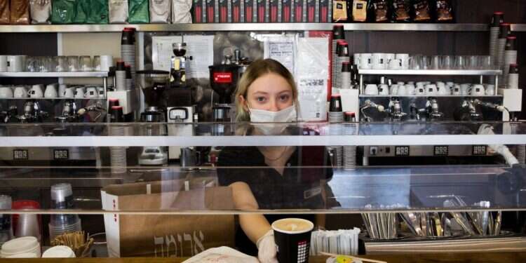 המס על כוסות נייר יופחת. אילוסטרציה. צילום: נתי שוחט, פלאש 90