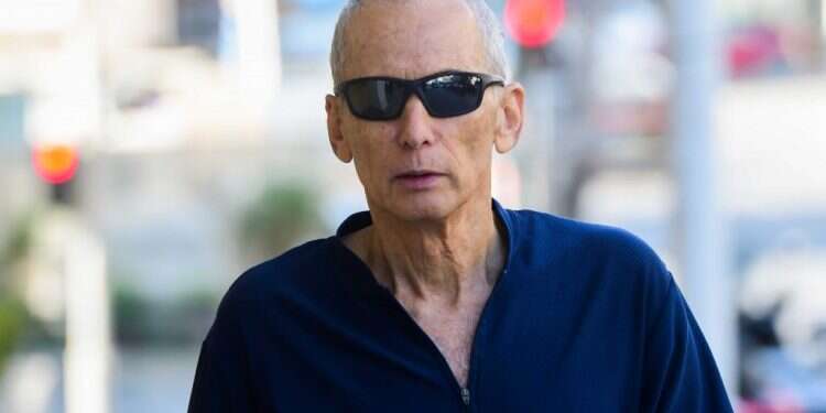 החלון למציאות מכוסה סטיקרים של שוברים שתיקה. בר־לב. צילום: אבשלום ששוני - פלאש 90