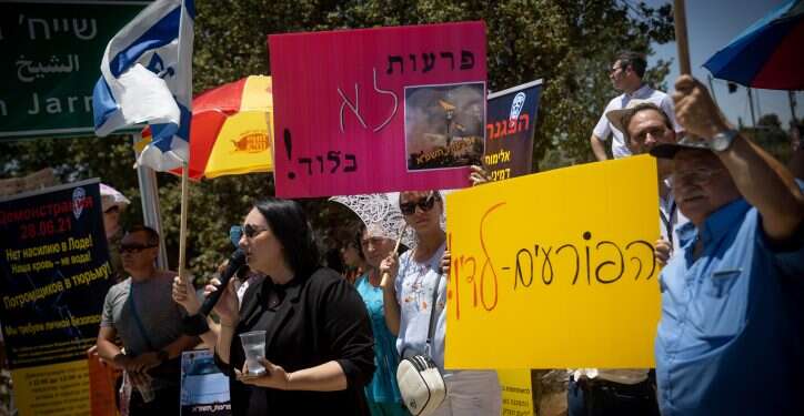 תושבי לוד מפגינים נגד האלימות הגואה. צילום: יונתן זינדל/פלאש90 הצרורות ממשיכים: שני פצועים באירוע ירי בלוד