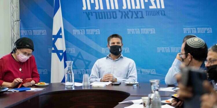 סמוטריץ' בישיבת סיעת הציונות הדתית. צילום: יונתן זינדל פלאש90 תמונת מצב במפקד "הציונות הדתית": עדיין מחכים להמונים