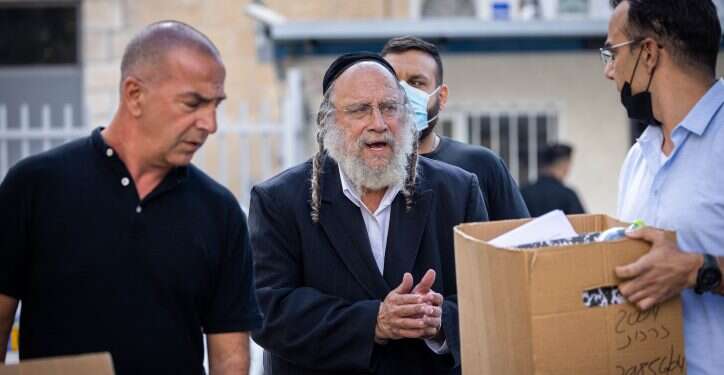 בנימין זאבי מחוץ לבית המשפט. צילום: יונתן זינדל/פלאש90 בנו של רחבעם זאבי הוא החשוד ברצח הנער ניסים שטרית