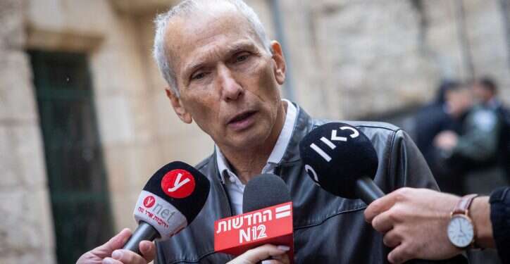 "מוציא את דיבתה של ישראל רעה": סערה בעקבות פגישת בר-לב