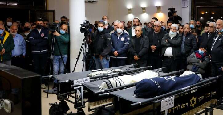 הלווייתם של ילדי משפחת מעודד שנהרגו בתאונת דרכים בשומרון. צילום: פלאש90 "בחג האורות כבה אור": הילדים הללי וטוב ראי הובאו למנוחות