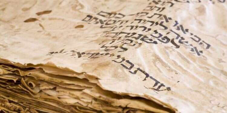 פיוטים הם סוגה ספרותית בפני עצמה. כתב יד של סידור מהמאה העשירית. צילום: גטי אימג'ס סגנון שלא היה: כתביו של הרב המשורר הנועז מעזה